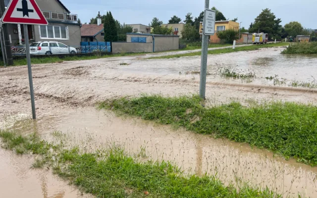 Krajem se přehnaly silné bouřky. Na Olomoucku a Prostějovsku hasiči čerpají vodu a odstraňují stromy