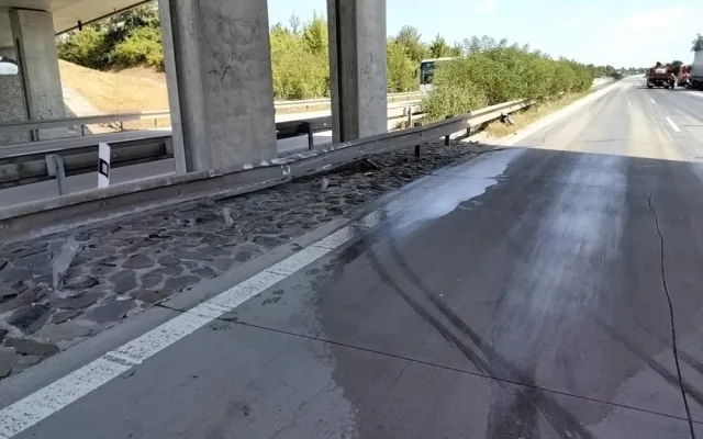 Dálnice D1 je u Němčic nad Hanou uzavřená. Kamion narazil do svodidel a z nádrží vytekla nafta