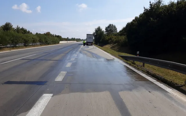 Dálnice D1 je u Němčic nad Hanou uzavřená. Kamion narazil do svodidel a z nádrží vytekla nafta