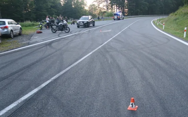 Opakované kontroly nepomáhají. V serpentinách na Červenohorském sedle opět havaroval motorkář