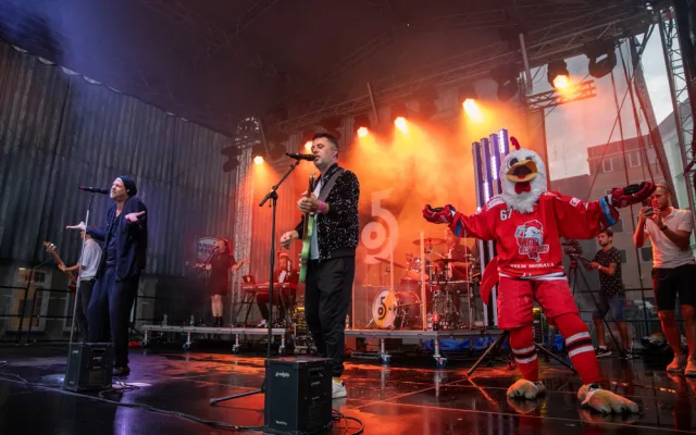 FOTOGALERIE: Hokejové bitvy, koncerty i divadlo. Olomoucký klub uspořádal pro fanoušky jedinečný festival