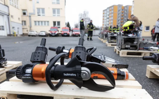 Na Přerovsku v noci havarovalo auto. Zaklíněného řidiče vyprostili hasiči s novou bateriovou technikou