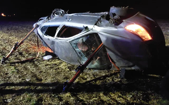 Na Přerovsku v noci havarovalo auto. Zaklíněného řidiče vyprostili hasiči s novou bateriovou technikou