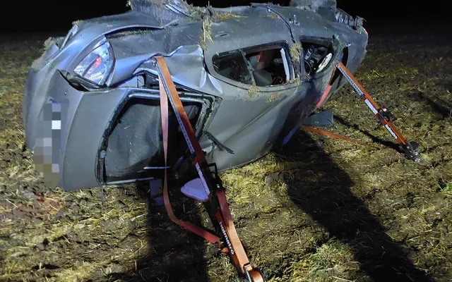 Na Přerovsku v noci havarovalo auto. Zaklíněného řidiče vyprostili hasiči s novou bateriovou technikou