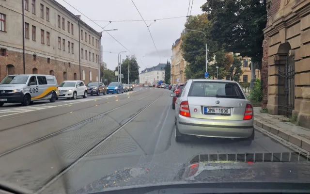 Kolony a zácpy po celé Olomouci. Opravy Velkomoravské ráno notně zkomplikovaly dopravu