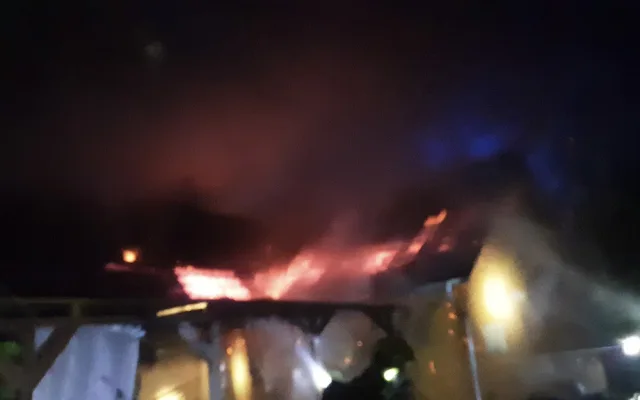 Požár zničil na Šumpersku střechu domu, jeden člověk utrpěl zranění