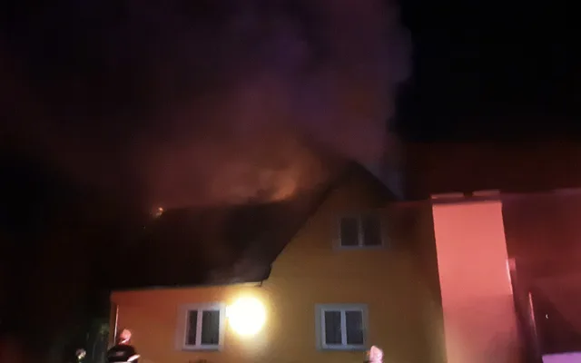 Požár zničil na Šumpersku střechu domu, jeden člověk utrpěl zranění