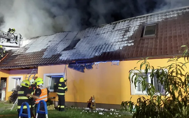 Požár zničil na Šumpersku střechu domu, jeden člověk utrpěl zranění