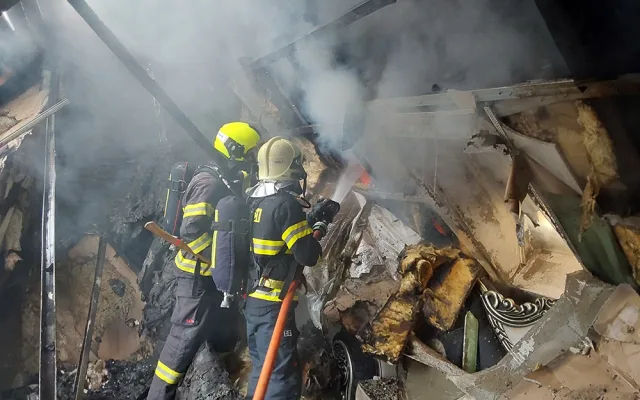 Požár zničil na Šumpersku střechu a podkroví domu, jeden člověk utrpěl zranění