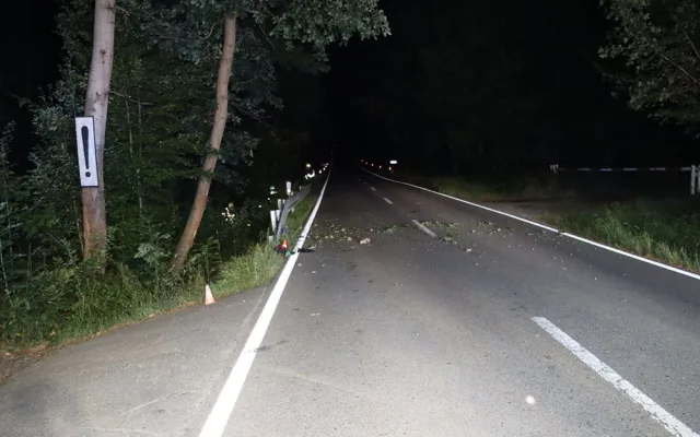 2 - Mladík v Audi A5 boural poblíž Velké Bystřice, zemřel po převozu do olomoucké fakultní nemocnice