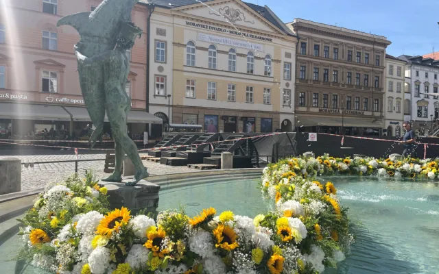 Arionovu kašnu v centru Olomouce rozzářily tisíce květin. Aranžmá je letos inspirované barokem