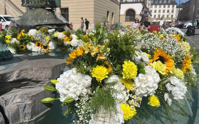 Arionovu kašnu v centru Olomouce rozzářily tisíce květin. Aranžmá je letos inspirované barokem