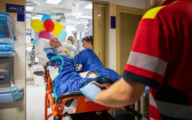 Dlouhý boj o život má šťastný konec. Pacient se po několika měsících vrátil domů