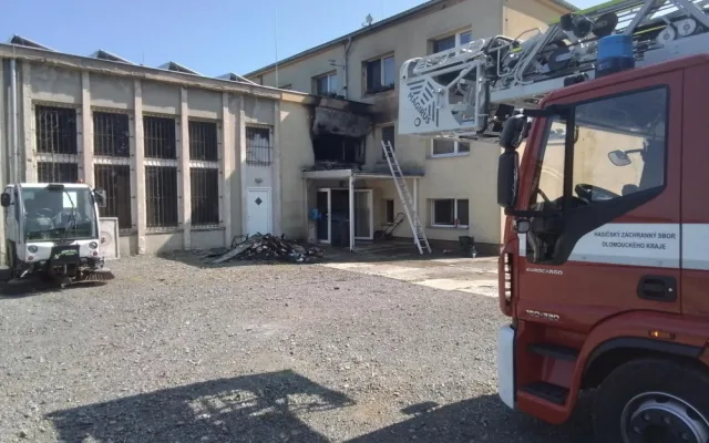 Hasiči zasahovali u požáru bytu v Moravské Huzové. Čtyři lidé jsou zranění