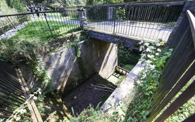 Velký rybník u zámku v Čechách pod Kosířem musel být vypuštěn