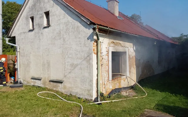 Na Uničovsku plameny pohltily přízemí domu. Pro popáleného muže letěl vrtulník