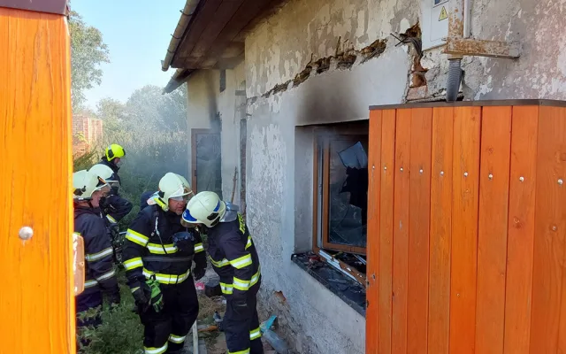 Na Uničovsku plameny pohltily přízemí domu. Pro popáleného muže letěl vrtulník