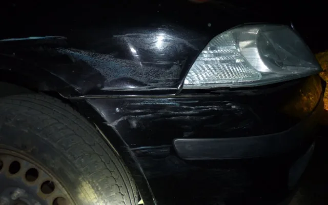 Řidič se třemi promile a pervitinem ve Zlatých Horách naboural zaparkované auto. Od nehody se snažil ujet