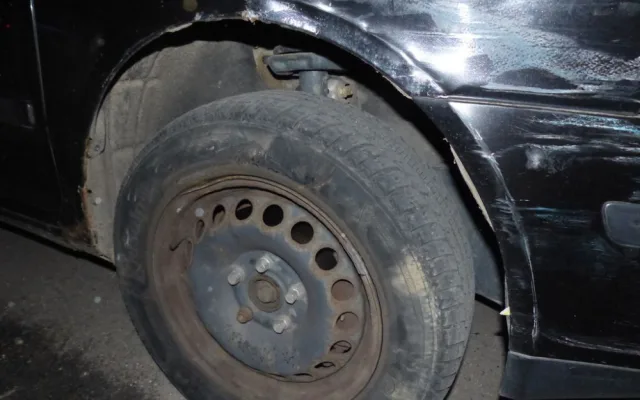 Řidič se třemi promile a pervitinem ve Zlatých Horách naboural zaparkované auto. Od nehody se snažil ujet