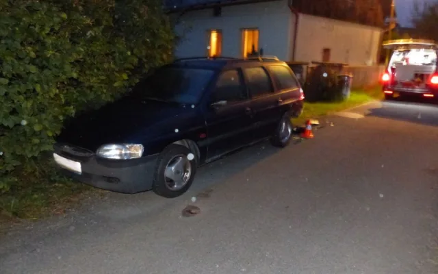 Řidič se třemi promile a pervitinem ve Zlatých Horách naboural zaparkované auto. Od nehody se snažil ujet