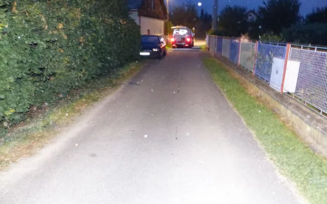 Řidič se třemi promile a pervitinem ve Zlatých Horách naboural zaparkované auto. Od nehody se snažil ujet
