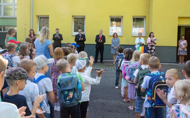 FOTOGALERIE: Škola v Hlubočkách přivítala čtyři desítky prvňáčků. I s kreativními dárky od Honeywellu