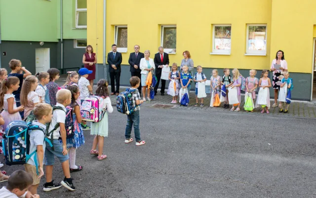 FOTOGALERIE: Škola v Hlubočkách přivítala čtyři desítky prvňáčků. I s kreativními dárky od Honeywellu