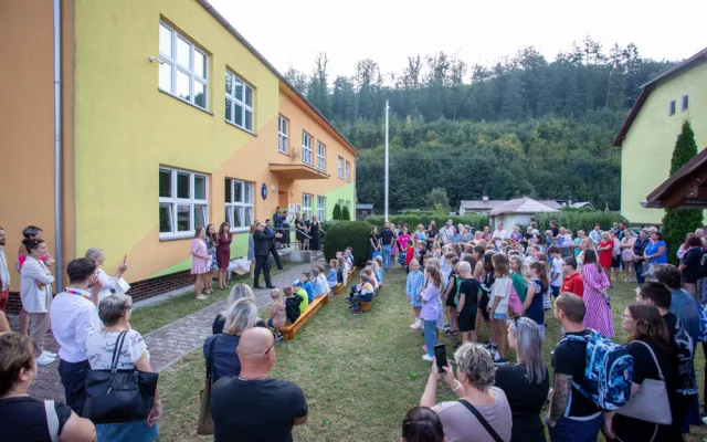 FOTOGALERIE: Škola v Hlubočkách přivítala čtyři desítky prvňáčků. I s kreativními dárky od Honeywellu