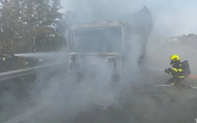 Na dálnici u Brodku u Prostějova hořel kamion. Doprava bude omezená až do večera