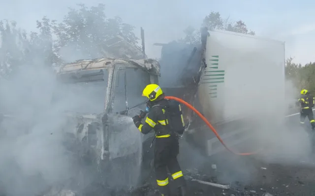 Na dálnici u Brodku u Prostějova hořel kamion. Doprava bude omezená až do večera