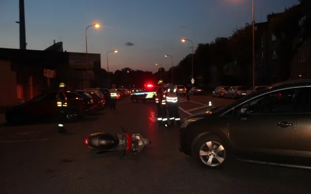 Řidička v Olomouci přehlédla skútr. Dvaaosmdesátiletý řidič skončil s vážným zraněním v nemocnici