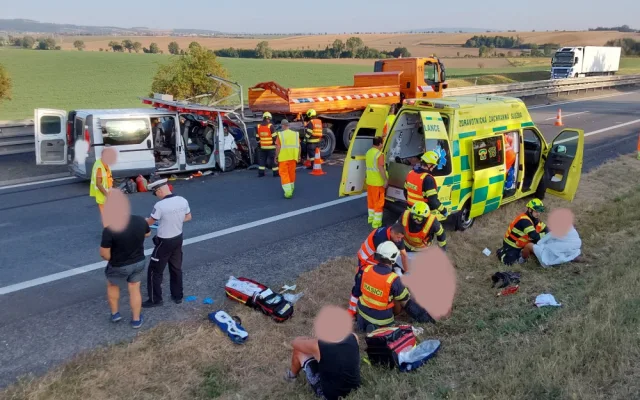 Před Prostějovem dodávka narazila do auta silničářů, pět zraněných. Dálnice je uzavřená