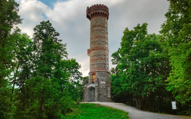 TIP NA VÝLET: Cvilín je poutní místo, ale také rozhledna s krásnými výhledy na Jeseníky a Beskydy