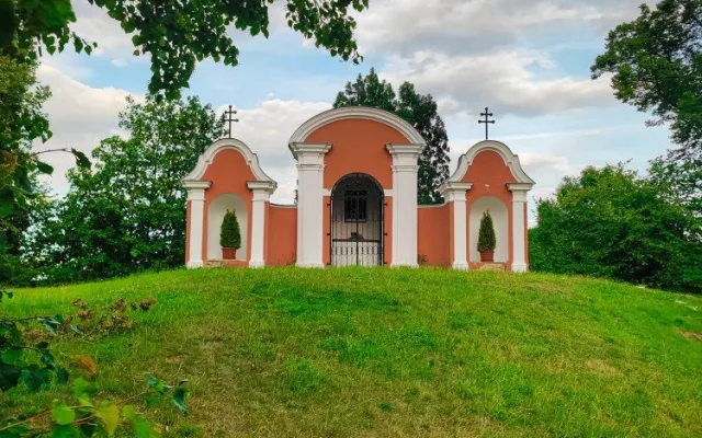 TIP NA VÝLET: Cvilín je poutní místo, ale také rozhledna s krásnými výhledy na Jeseníky a Beskydy