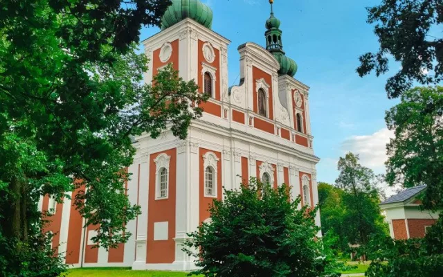 TIP NA VÝLET: Cvilín je poutní místo, ale také rozhledna s krásnými výhledy na Jeseníky a Beskydy