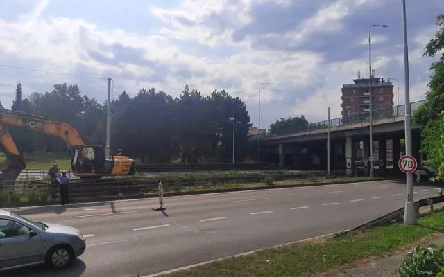 Nepozorný bagrista odpojil část Olomouce od internetu. Lžíci zvedl příliš vysoko a poškodil optický kabel