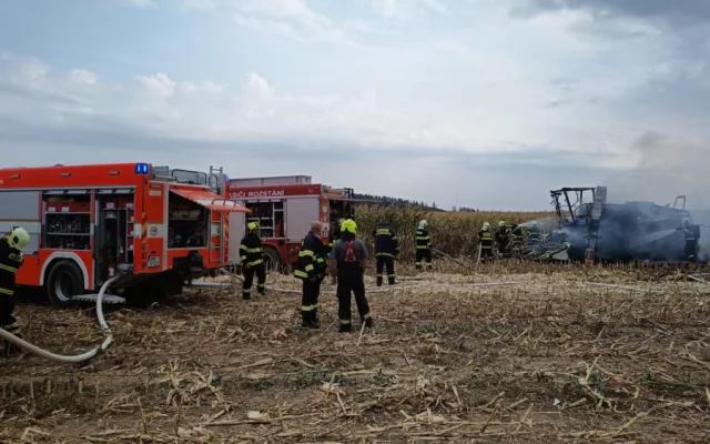 Na poli na Prostějovsku hořel kombajn na kukuřici a okolní pole. Škoda bud nejméně pět milionů