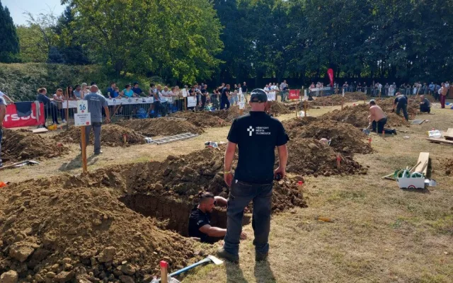VIDEO: Jak vykopat hrob na čas? V soutěži hrobníků v Maďarsku obsadil tým z Olomouce třetí místo