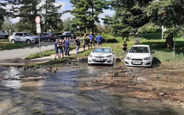 5 - Záplava na kopci. U olomouckého vodojemu prasklo potrubí, v části sídliště nepoteče voda