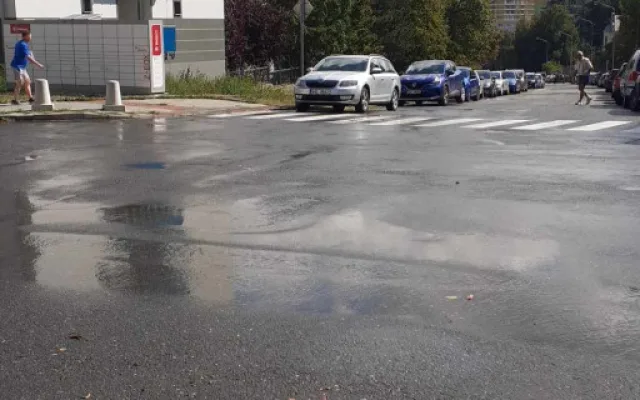 6 - Záplava na kopci. U olomouckého vodojemu prasklo potrubí, v části sídliště nepoteče voda