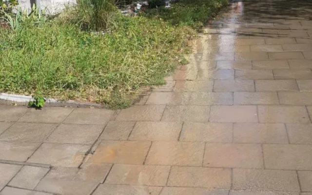 7 - Záplava na kopci. U olomouckého vodojemu prasklo potrubí, v části sídliště nepoteče voda