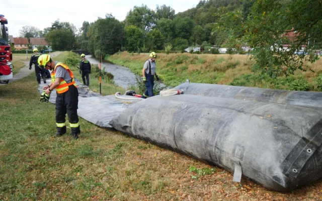 Příval na Desné. Krátce před vydatnými dešti hasiči trénovali, jak zkrotit rozvodněnou řeku