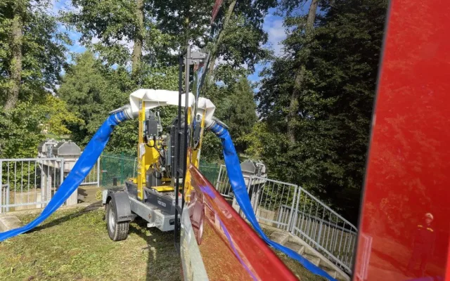 Příval na Desné. Krátce před vydatnými dešti hasiči trénovali, jak zkrotit rozvodněnou řeku
