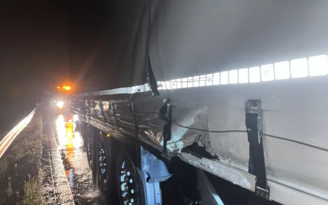 Nešťastný pátek třináctého. Na dálnici u Olomouce na stejném místě krátce po sobě nabouraly kamiony