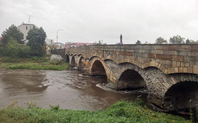 Řeka Morava postupně zvyšuje svou mohutnost, na snímku historický Svatojánský  most