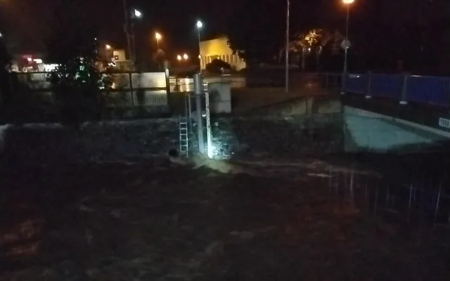 Na Jesenicku se řeky dostávají z koryt. Hasiči na sever posílají speciální techniku a týmy
