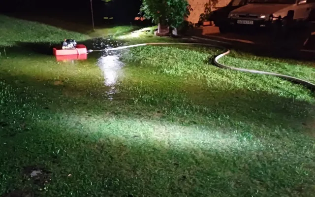 Na Jesenicku se řeky dostávají z koryt. Hasiči na sever posílají speciální techniku a týmy