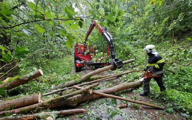 Na Jesenicku se řeky dostávají z koryt. Hasiči na sever posílají speciální techniku a týmy
