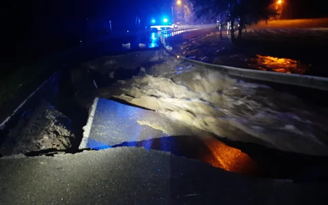VIDEO: Kritická situace v Jeseníku, město je odříznuté. Situace je podobná jako v roce 1997