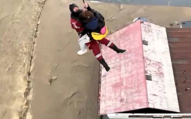 VIDEO: Až polovina lidí na Jesenicku odmítla evakuaci. Vzpouzející člověk by poslal k zemi celý vrtulník, říká pilot